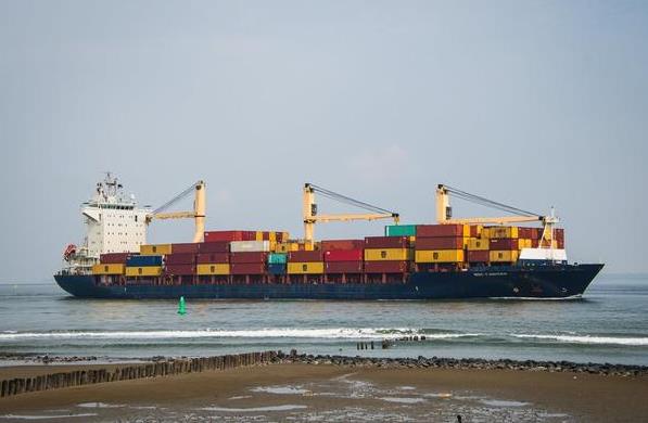 杂货船是连接着世界各地的商业纽带