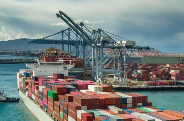 散货船是连接大陆和海外的重要桥梁，承载着国内经济的繁荣与发展