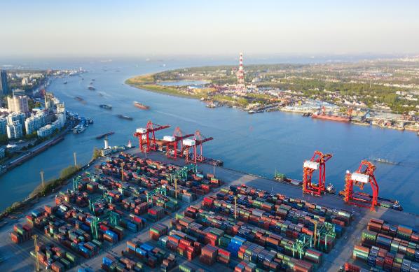 上海散货船是物流运输的重要工具，更是连接世界各地的桥梁