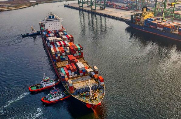 散货船海运通过承载资源和产品的运输，连接了世界各国的经济节点