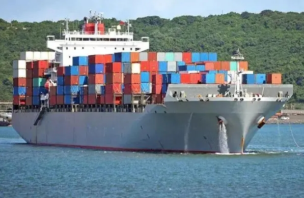 散货船在国际贸易中有重要作用，为大宗货物运输提供有效的解决方案