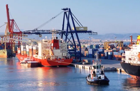 散货船承担着巨大的运输任务，连接着世界各地的贸易和经济往来