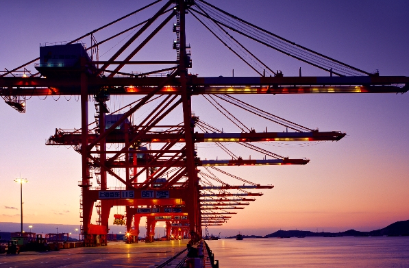 上海的散货船为全球贸易的繁荣和发展贡献着自己的力量
