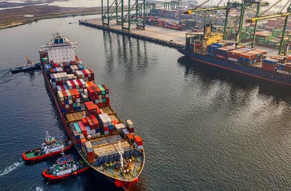 干货船运输行业面临着提高运输效率和实现可持续发展的双重挑战