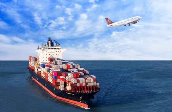 散货船能够适应各种港口的特点，因此在国际贸易中起着重要的作用