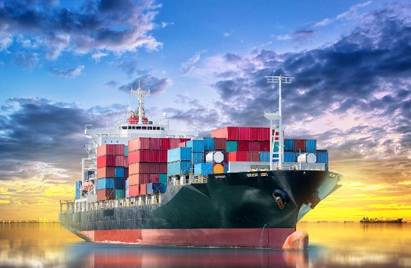 面对国际贸易的全球化趋势，散货船运价可能会步入平稳增长的轨道