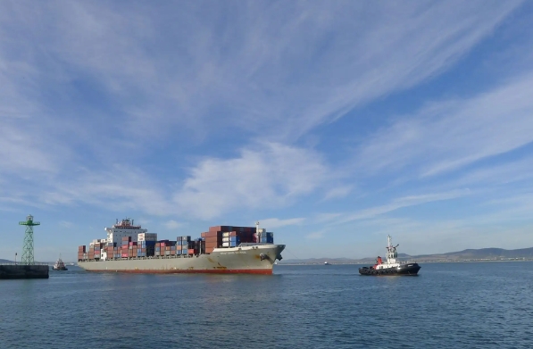 散货船海运是一种重要的海洋运输方式，承载着世界各地的贸易