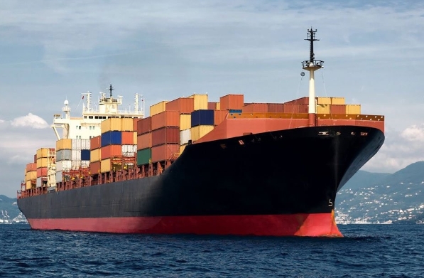 随着国际贸易发展，上海散货船运输面临着来自多个方面的挑战